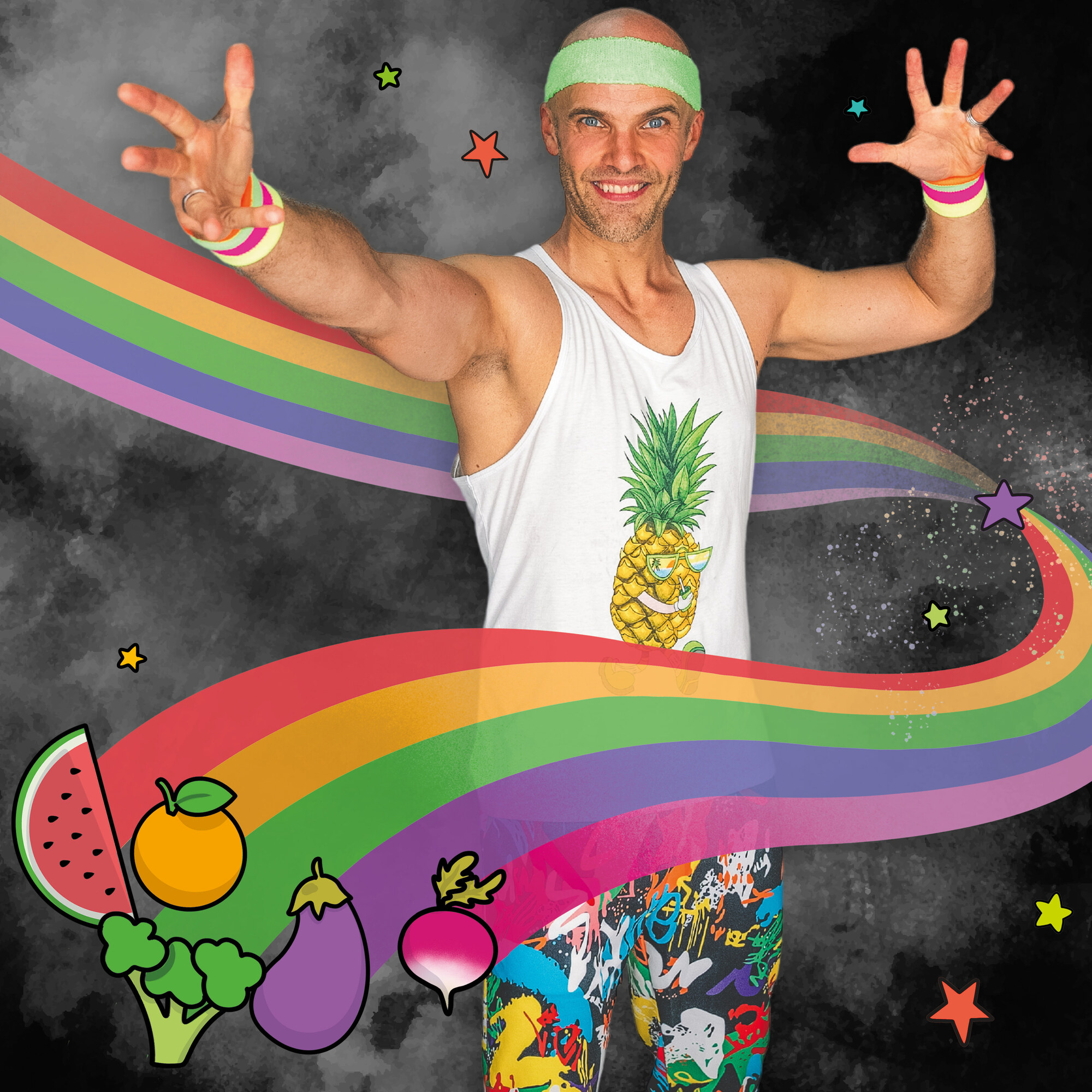 Norbert Klotz mit ausgebreiteten Armen vor Regenbogen und Obst-Motiven